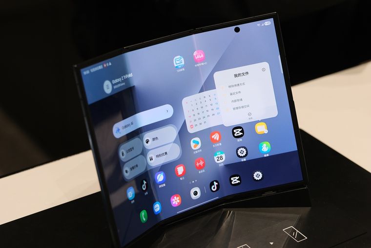 Samsung apuesta por cambios milimétricos que apenas impactan en la experiencia del usuario final. Samsung apuesta por cambios milimétricos que apenas impactan en la experiencia del usuario final.