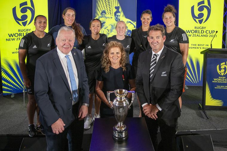 Las Black Fernes y dirigentes de Nueva Zelanda junto a Bill Beaumont, presidente de World Rugby. World Rugby Foto: World Rugby