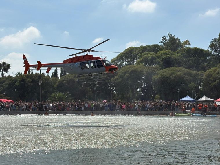 Aviones Pampa, helicópteros y actividades acuáticas protagonizaron Regatas Vuela 2026, que convocó a una multitud en el Lago del Parque General San Martín.