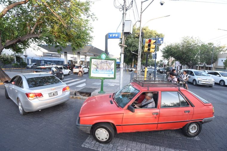 Desde los primeros minutos de este lunes, las pizarras fueron actualizadas Foto: Maximiliano Ríos/MDZ