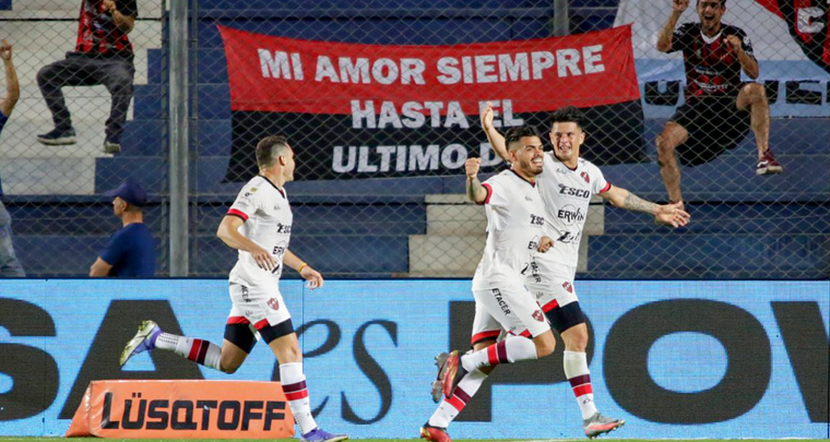Tiago Banega celebra un gol con Patronato, antes de su primer descenso. Foto: Noticias Argentinas