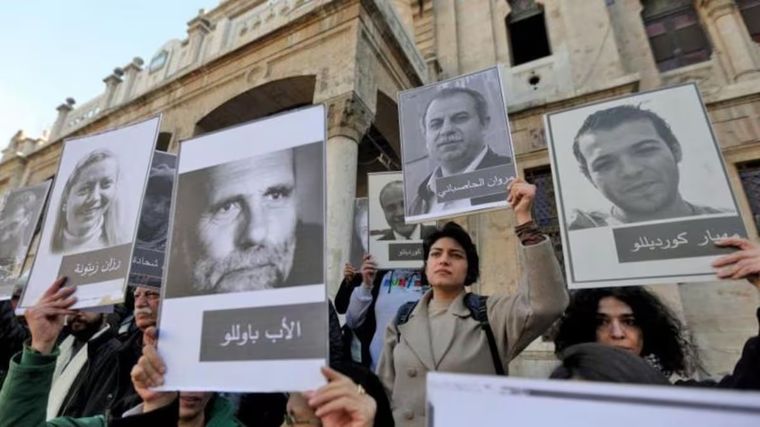 Tras la caída del gobierno de Bashar al Assad, muchas familias han estado exigiendo información sobre el paradero de sus seres queridos. Foto: BBC