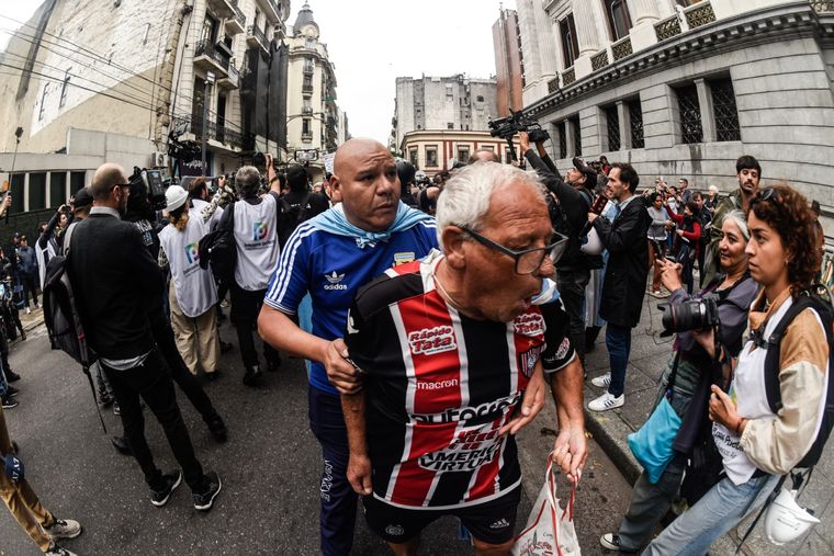Un jubilado sale afectado del centro de la protesta Foto: Juan Mateo Aberastain Zubimendi / MDZ.