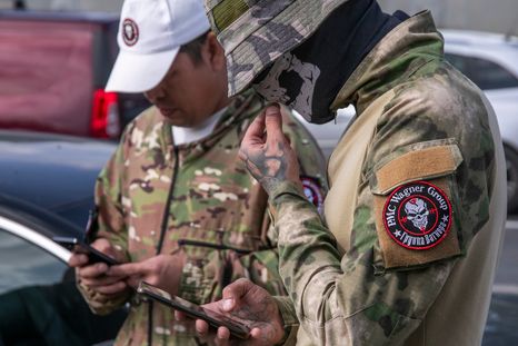 En un informe citado por el Financial Times, fuentes de inteligencia describen reclutamiento de europeos vulnerables para acciones violentas.