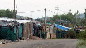 América Latina es una de las regiones más desiguales del planeta, sólo superada por el África Subsahariana, con la que comparte el deterioro de las condiciones habitacionales, sanitarias y educativas que impactan en la pobreza y la desigualdad. América Latina es una de las regiones más desiguales del planeta, sólo superada por el África Subsahariana, con la que comparte el deterioro de las condiciones habitacionales, sanitarias y educativas que impactan en la pobreza y la desigualdad.