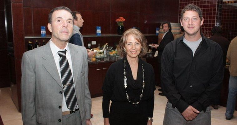 Diego Pérez Colman y Renzo Giuffré -integrantes de Red Edificar-, junto a Eliana Bórmida, una de las arquitectas más premiadas del concurso. Foto: MDZ