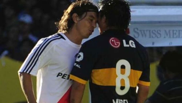 Gallardo y Medel en un superclásico de 2010. Foto: Captura
