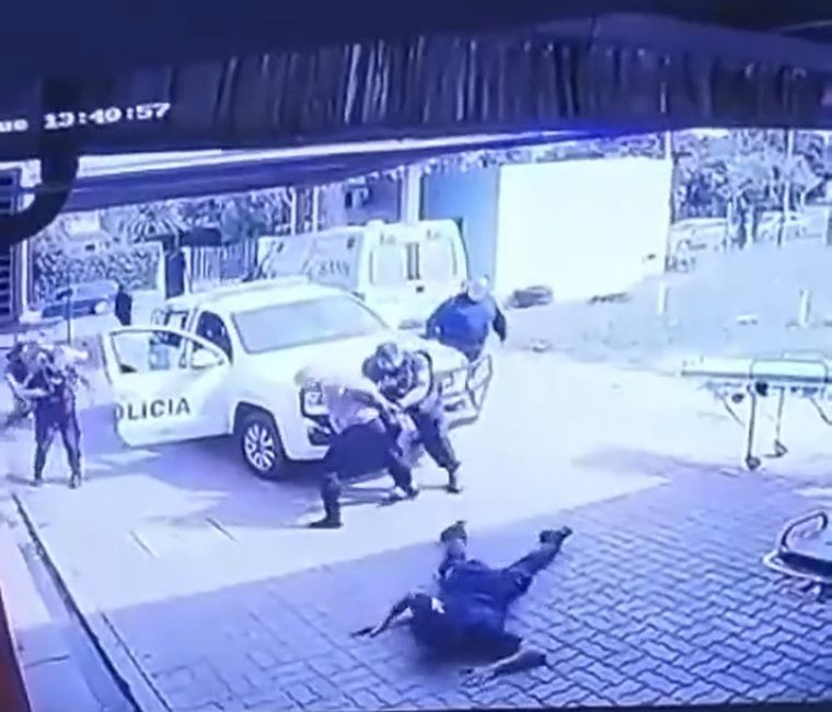 El hombre forcejeó y, con las manos esposadas, logró quitarle el arma y dispararle