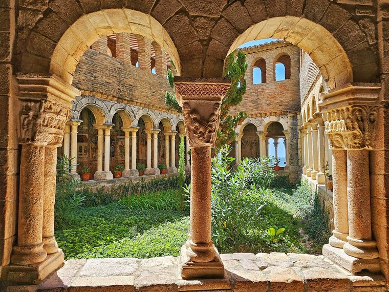 El turismo sostenible y la conservación del entorno definen la vida en este pueblo español. 