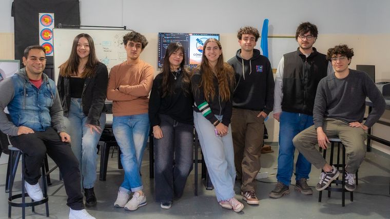 El equipo de Cóndor View, conformado por: Valentino Araya, Agustín Muñoz, Emanuel Gallo, Dana Guzmán, Adriano Izquierdo, Victoria Caro, Julieta Chaki, Lautaro Sanz, Eliezer Rivero, Angelo Comforti y Valentino Rubio representa una nueva generación de innovadores mendocinos que piensan en grande y actúan con propósito.