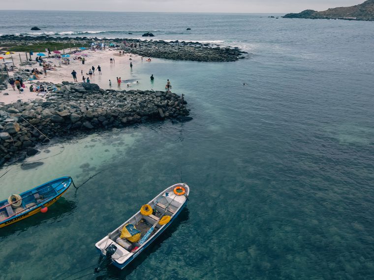 La playa de Totoralillo combina arena blanca, aguas transparentes y un entorno rocoso que recuerda a destinos del Caribe en Chile. La playa de Totoralillo combina arena blanca, aguas transparentes y un entorno rocoso que recuerda a destinos del Caribe en Chile.