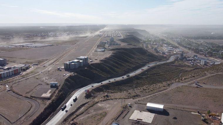 Una de las dos rutas que unen el casco histórico (der.) con la nueva ciudad en la meseta (izq.).