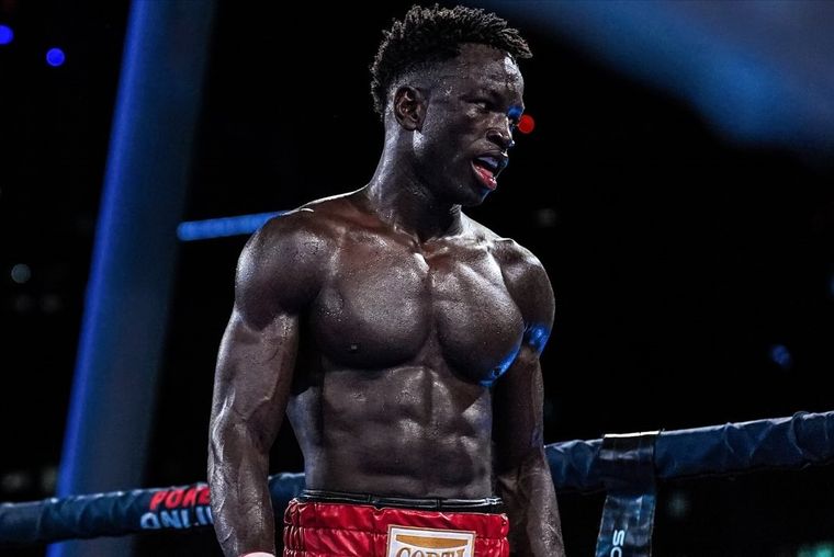 Bamba Niang ganó en el ring y emocionó afuera al impulsar una colecta para la operación de Agustín Chávez. Bamba Niang ganó en el ring y emocionó afuera al impulsar una colecta para la operación de Agustín Chávez.
