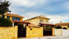 En España, el esfuerzo para comprar una vivienda baja fuerte cuando se comparte el ingreso.