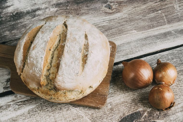 Disfrutá la receta de pan de cebolla como en la panadería de barrio