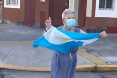 Cristina, la jubilada que se hizo viral en los festejos del mundial de Qatar, fue golpeada y asaltada por dos personas que ingresaron a su hogar mediante el ardid conocido como El cuento del tío. Foto: Redes sociales