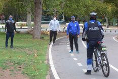lo detuvieron en el parque y le tosio en la cara a los policias lo detuvieron en el parque y le tosio en la cara a los policias