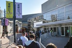 Cada año se forman largas filas en la Expo Empleo BA de jóvenes que buscan tener su primera experiencia laboral.