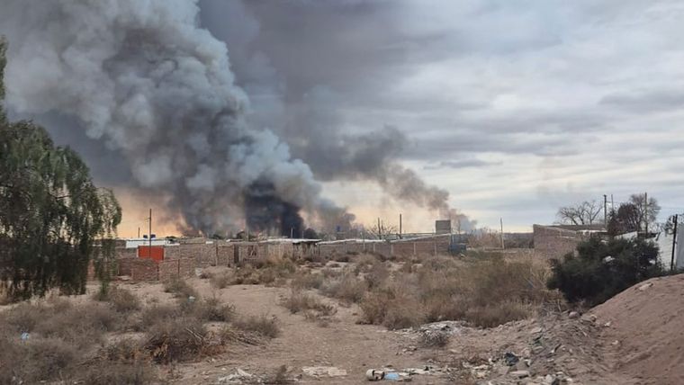 El incendio de Las Heras se advirtió desde gran parte del centro. 