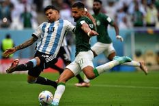 Cuti Romero no logra cerrar el remate que se transforma en el empate de Arabia. Foto: Télam