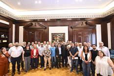 El gobernador Axel Kiicllof les dijo a los representantes gremiales de docentes y estatales bonaerenses que hasta enero no se reabren las discusiones salariales en la provincia de Buenos Aires El gobernador Axel Kiicllof les dijo a los representantes gremiales de docentes y estatales bonaerenses que hasta enero no se reabren las discusiones salariales en la provincia de Buenos Aires