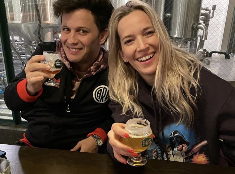 Darío Lopilato y Luisana Lopilato, tomando cervezas.