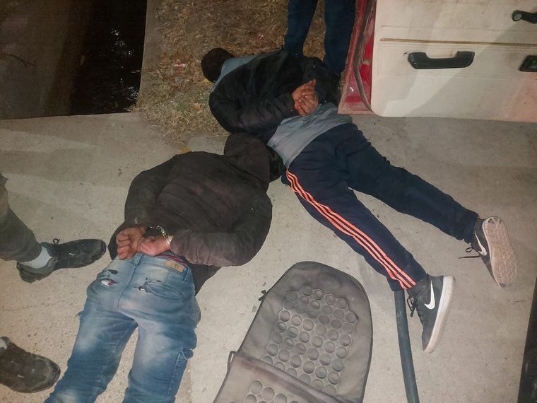 Los detenidos, de 23 y 21 años, intentaban vender una escopeta a través de redes sociales Foto: Ministerio de Seguridad