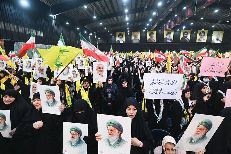 Los seguidores y miembros de Hezbolá reivindican a menudo la figura del ayatolá iraní Alí Jamenei.