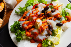 Esta receta nació como un plato popular en reuniones invernales y hoy es ideal para el verano.