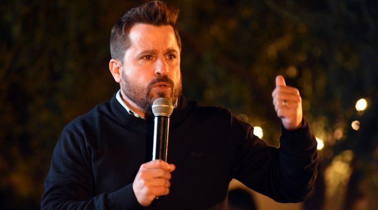 Martín Tetaz acudió a la clásica escena de Rocky Balboa subiendo las escalinatas para referirse a la carga impositiva que sufren las pymes Foto: Prensa Cambia Mendoza