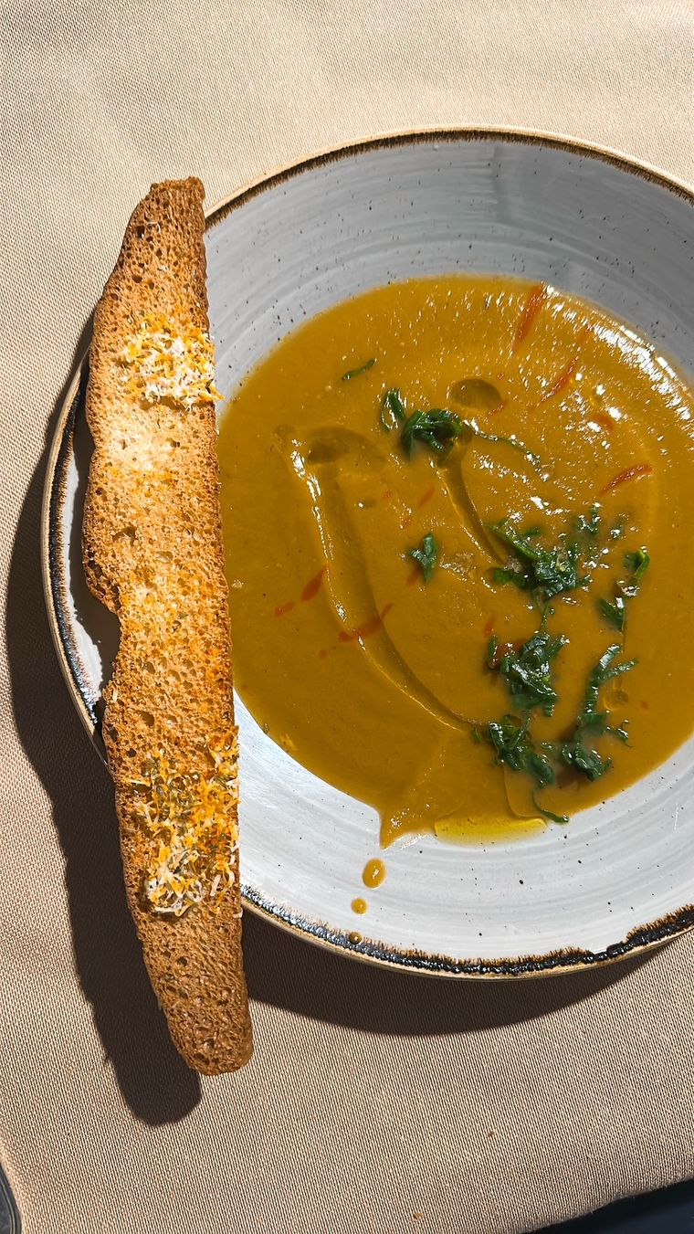 Sopa de calabaza, siracha, verdeo, y tostada de brioche con queso. Sopa de calabaza, siracha, verdeo, y tostada de brioche con queso.