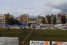 La ambulancia dentro del campo asistiendo a Alexandros Lampis. Foto: Redes Sociales