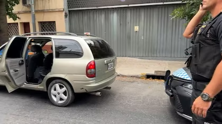 El hecho ocurrió en Almagro, cuando una policía vació su cargador contra los pasajeros de un auto en el que también iba dentro.
