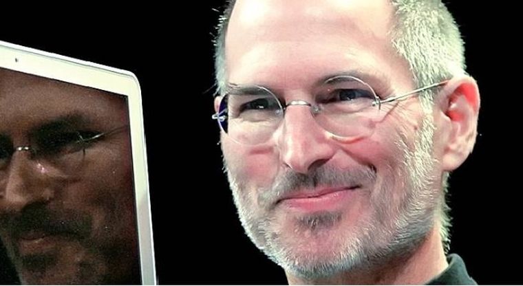 STEVE JOBS EN 2008, PRESENTANDO LA PORTATIL MAC BOOK AIR.