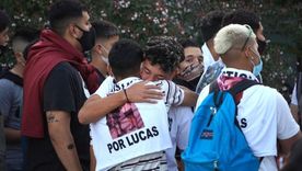 Familiares, amigos y otras personas se concentraron afuera de la sala velatoria con carteles y remeras en donde se inscribieron frases en reclamo de justicia | Foto: Gentileza Infobae Foto: Infobae