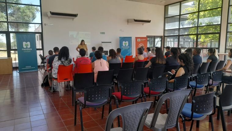 Las capacitaciones son gratuitas y con cupos de hasta 30 participantes por curso. Las capacitaciones son gratuitas y con cupos de hasta 30 participantes por curso.