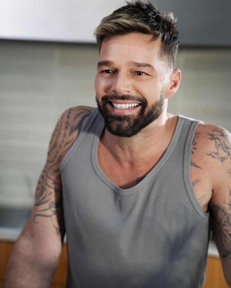A los 50 años Ricky Martin se siente y se ve espléndido.