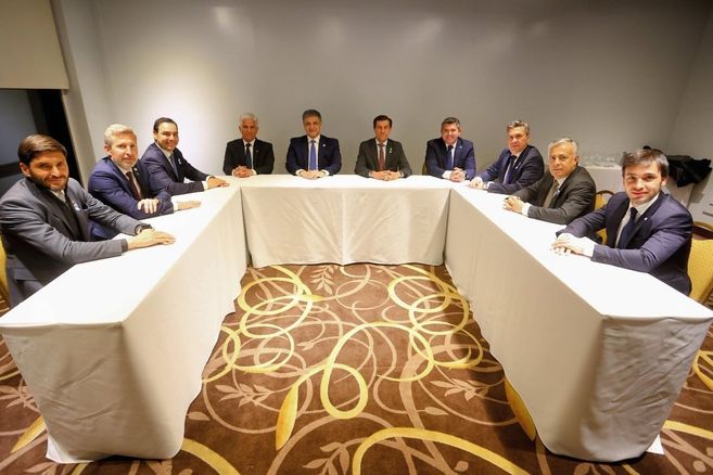 Los 10 gobernadores que integraban Juntos por el Cambio finalmente no apoyarán los proyectos de la oposición en el Senado, en un claro respaldo al Gobierno de Javier Milei.