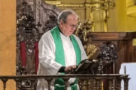 La madre que denunció al cura Alejandro Nicola por abuso sexual rompió el silencio tras verlo en la misa este miércoles.&nbsp;