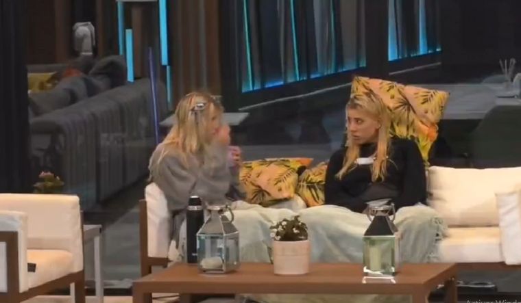 Camila y Lucila hablaron en el patio