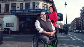 Dan Biddle, víctima del atentado en el metro de Londres hace 20 años, junto a su esposa Gem.