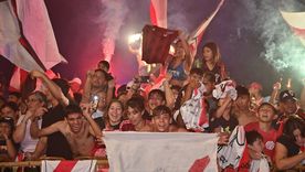 Los simpatizantes mendocinos de River recibieron al plantel con mucho calor y color.