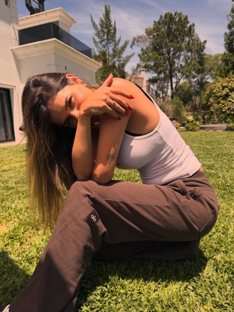 La pileta climatizada es la gran protagonista del jardín, rodeada de lagos artificiales y vistas abiertas. La pileta climatizada es la gran protagonista del jardín, rodeada de lagos artificiales y vistas abiertas.