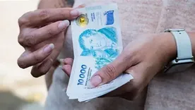 Las mujeres tienden a pedir montos ligeramente menores, con mejor comportamiento de pago.