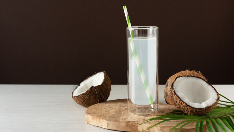 En verano, esta receta de agua de coco se elige mucho porque hidrata de forma natural y resulta bien liviana. En verano, esta receta de agua de coco se elige mucho porque hidrata de forma natural y resulta bien liviana.