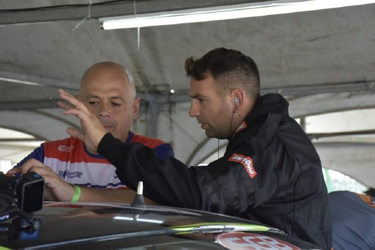 Alejandro Martínez mira los datos de su auto durante la actividad. Foto: Instagram