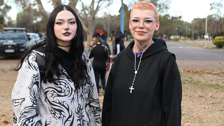 Eva y Cande fueron a ver las batallas. Eva y Cande fueron a ver las batallas.