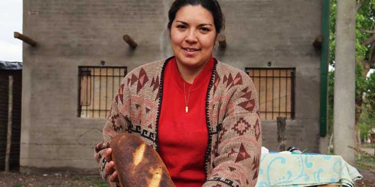 Daniela Godoy y uno de sus productos. Foto: Maggie Ojcius/ Mediamza.com