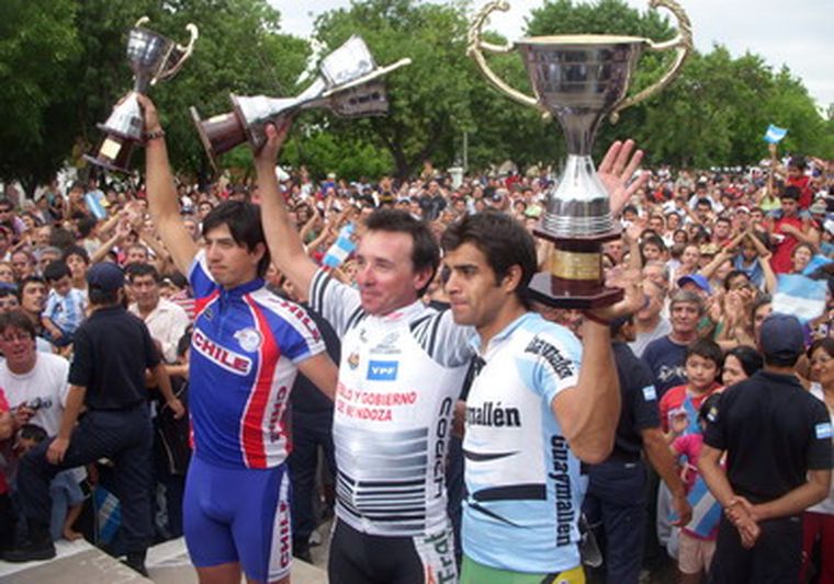 El festejo final con los tres mejores hombres de la vuelta. Foto: MDZ