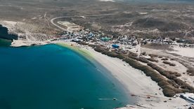 Puerto Pirámides es un pueblo de Chubut ubicado en Península Valdés, uno de los grandes santuarios de fauna marina de Argentina. Puerto Pirámides es un pueblo de Chubut ubicado en Península Valdés, uno de los grandes santuarios de fauna marina de Argentina.